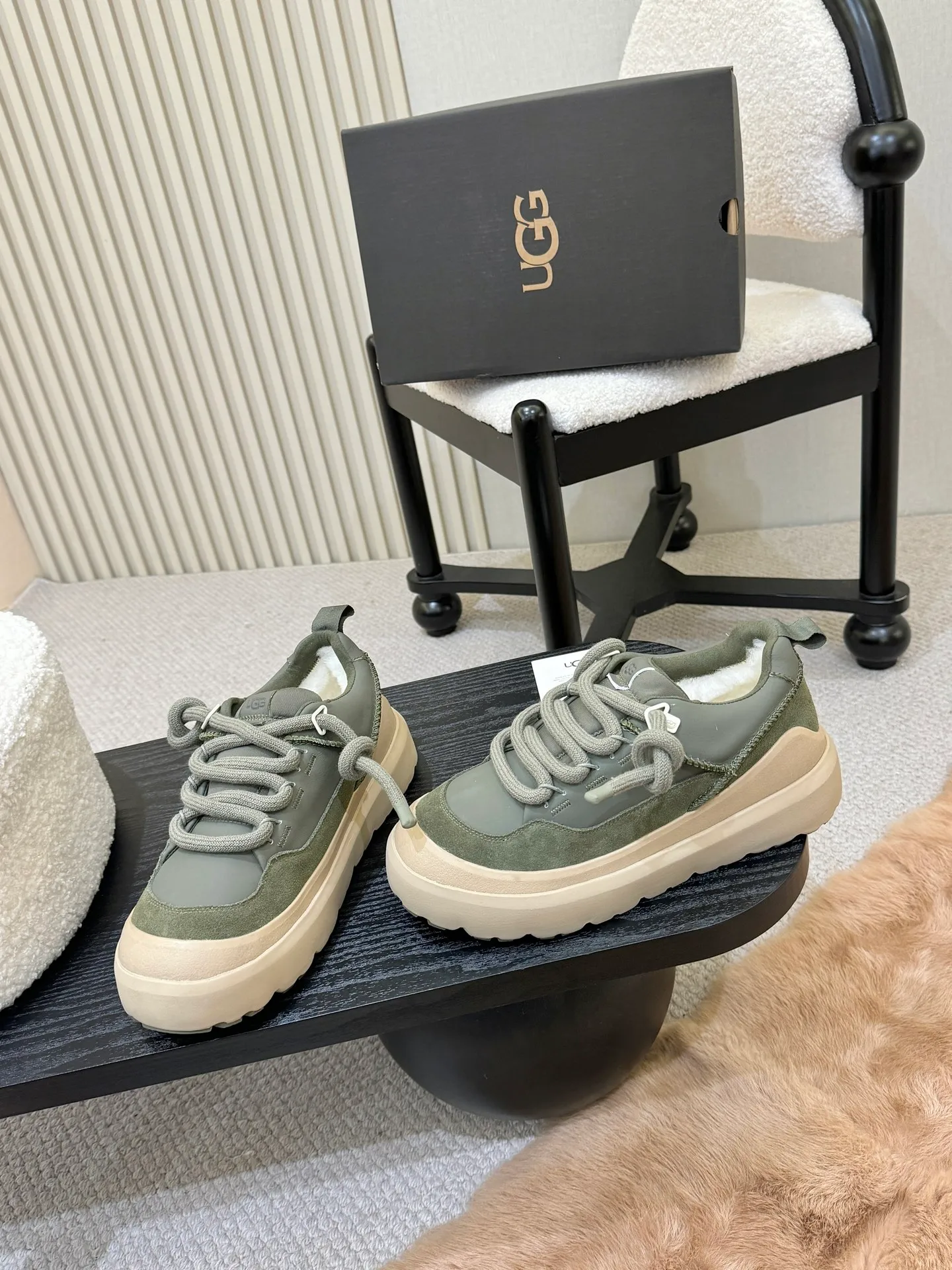 Men's shoes pP600! New UGG is on the market! Autumn and winter modern casual men's and women's low-cut shoes, snow boots, slippers, two-way shoes, this set of ugly bread shoes 🤏 Suede + sheepskin integrated lining, super convenient to step on. Adjustable upper straps. Velcro design adapts to various foot types. Thick soles hide flesh and are sexy, and feel like stepping on cotton☁️ When you go out on the street, you are chased and asked 🔗 Do you want to be lazy and fashionable in autumn and winter? Just lock this one💥 Style number, 1171355, size 35-41, men’s size 39-45